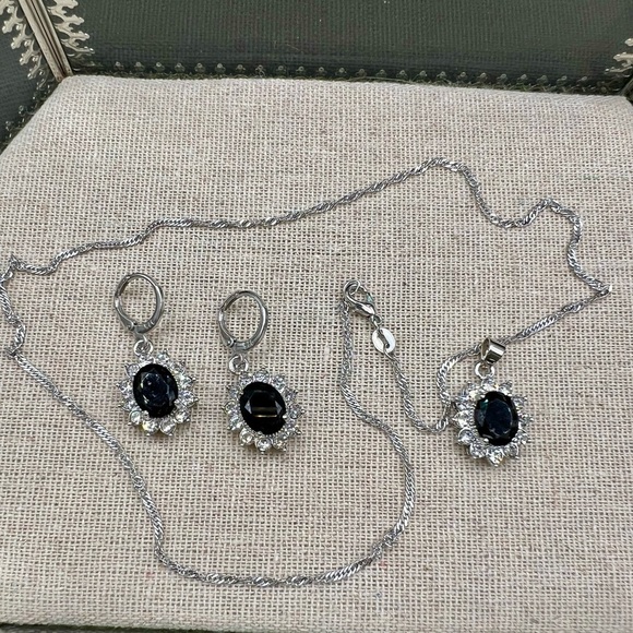 NIB 925 Sterling Silver & CZ Pendent Necklace and Earring Set - Picture 7 of 12